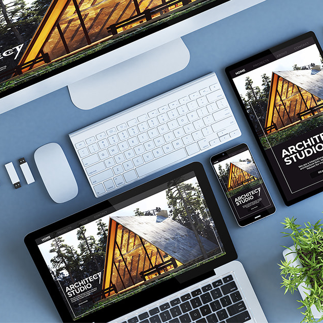 iMac, Macbook, iPad, iPhone, Tastatur auf einer blauen Unterlage; Alle Devices zeigen die selbe Architektur-Website.