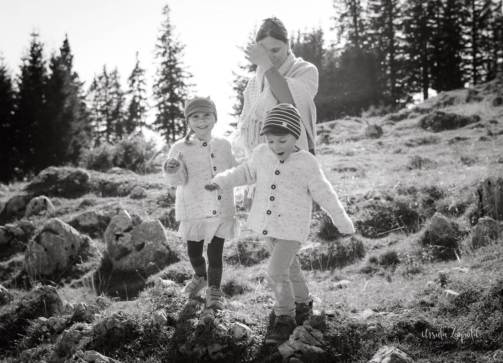 2 Kinder mit Mutter auf dem Schöckl - Bild in Schwarz-Weiß