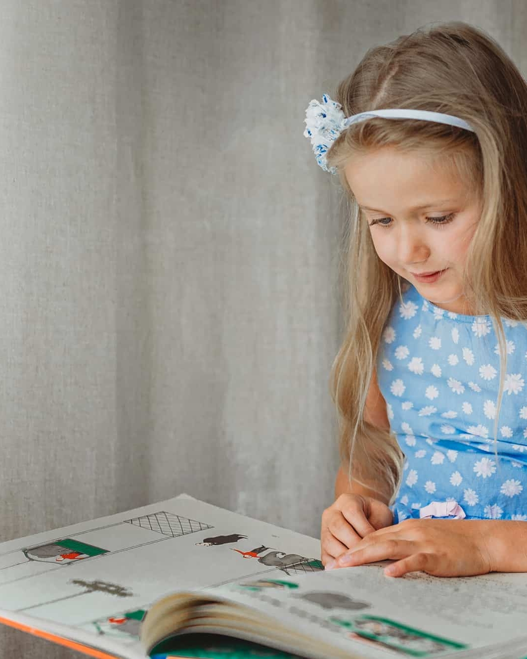Mädchen sieht sich ein Märchenbuch an, fotografiert von Ursula Leopold, Sujetbild zum Blogartikel 30 Beschäftigungsideen