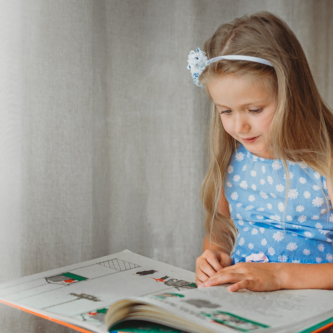 Mädchen sieht sich ein Märchenbuch an, fotografiert von Ursula Leopold, Sujetbild zum Blogartikel 30 Beschäftigungsideen