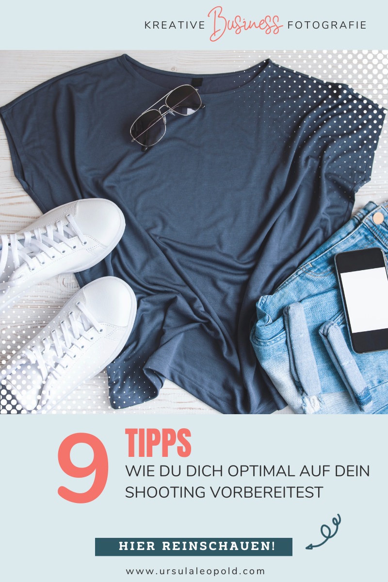 FlatLay mit Jeans, blauen T-Shirt, weißen Sneakers | 9 Tipps fürs Deine Shooting-Vorbereitung | Ursula Leopold