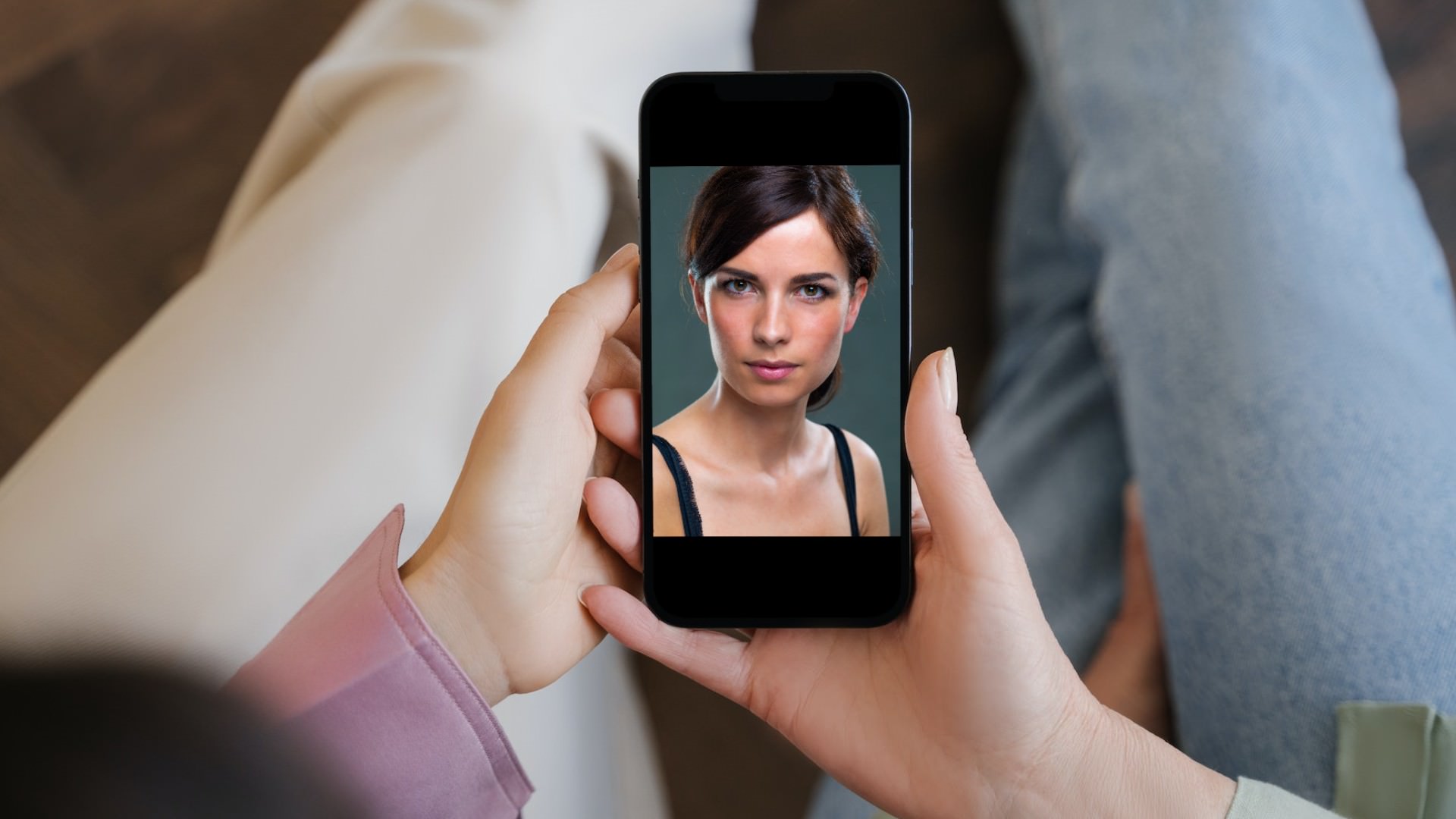 2 Personen betrachten ein Foto einer jungen Frau auf einem Smartphone - Beitragsbild zum Artikel Bildrecht und Urheberrecht