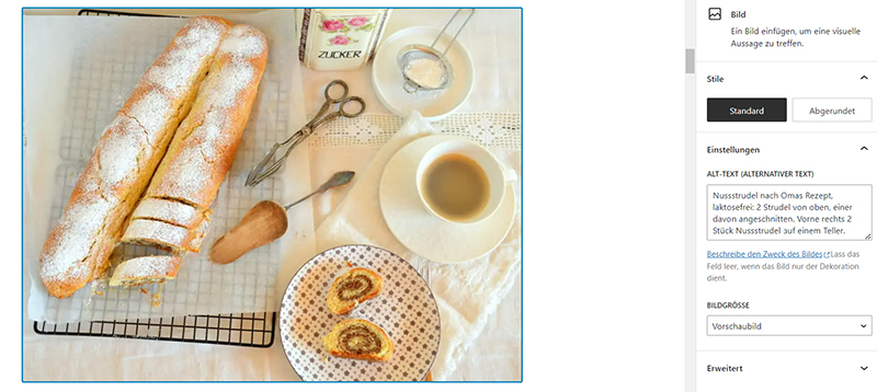Bilder-SEO: 2 Studel mit Gedeck und Kaffee, sowie die Bild.Detail-Anzeige von Wordpress