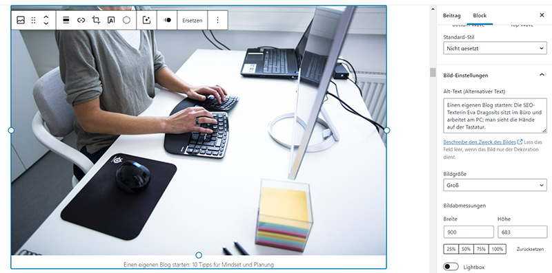 Bilder-SEO: Das Bild zeigt ein Person vor einem Bildschirm, der auf einem weißen TIsch steht; Rechts sieht man den passenden Alt-Text in Wordpress